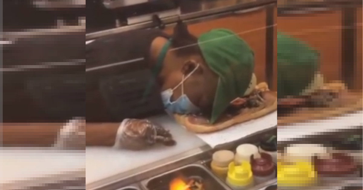 Una lavoratrice di Subway si addormenta mentre prepara uno dei suoi snack Una lavoratrice di Subway si addormenta mentre prepara uno dei suoi snack