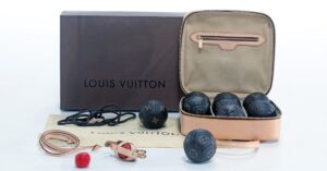 Louis Vuitton, non solo borse e valigie, ecco il set per giocare a bocce della nota maison francese.