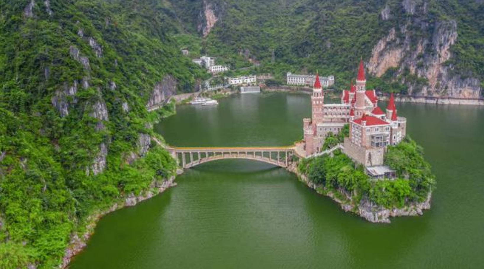 Ora puoi dormire in un castello delle principesse Disney grazie a questo hotel che costa 33 euro a notte Ora puoi dormire in un castello delle principesse Disney grazie a questo hotel che costa 33 euro a notte