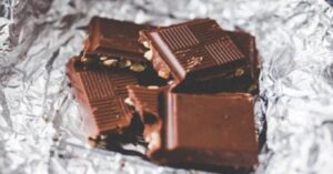 Perché non dovresti mai mangiare il cioccolato prima di andare a letto