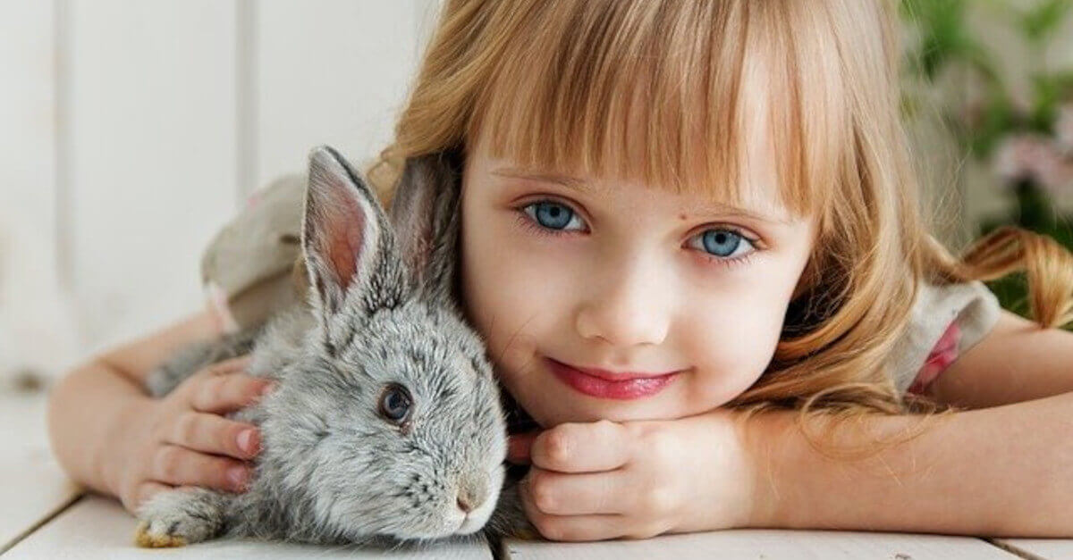 3 vantaggi dei figli che crescono con un animale domestico 3 vantaggi dei figli che crescono con un animale domestico