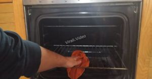 Trucchetto infallibile: pulire accuratamente il forno sporco con sale grosso