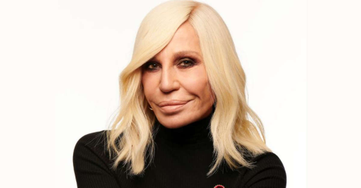 Donatella Versace, avete mai visto la figlia? Si somigliano tantissimo, ha 34 anni ed ha già una gran fortuna Donatella Versace, avete mai visto la figlia? Si somigliano tantissimo, ha 34 anni ed ha già una gran fortuna