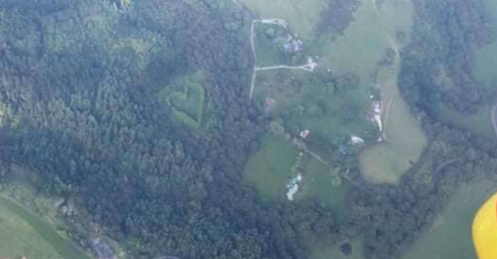 Un elicottero di salvataggio sorvola una foresta e nota un romantico regalo che un uomo ha fatto a sua moglie