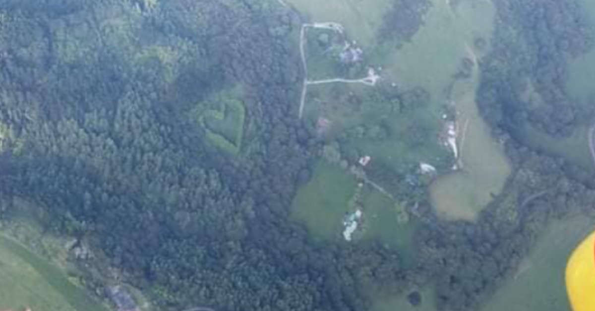 Un elicottero di salvataggio sorvola una foresta e nota un romantico regalo che un uomo ha fatto a sua moglie Un elicottero di salvataggio sorvola una foresta e nota un romantico regalo che un uomo ha fatto a sua moglie