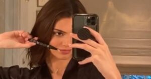 Kendall Jenner mostra su Instagram il bagno super lusso placcato in oro. Il suo valore è proprio esagerato