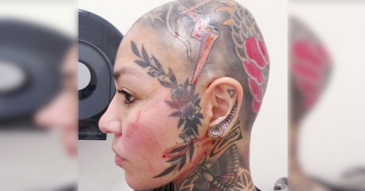 Donna spende oltre 20 mila euro per tatuarsi dalla testa ai piedi Donna spende oltre 20 mila euro per tatuarsi dalla testa ai piedi