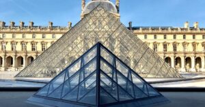 Louvre, il museo mette all’asta online il lusso tra brand di fama mondiale tra cui Louis Vuitton, artisti e cene con la Gioconda.