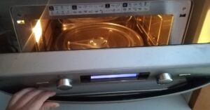 I 2 cibi da non cucinare mai nel forno a microonde