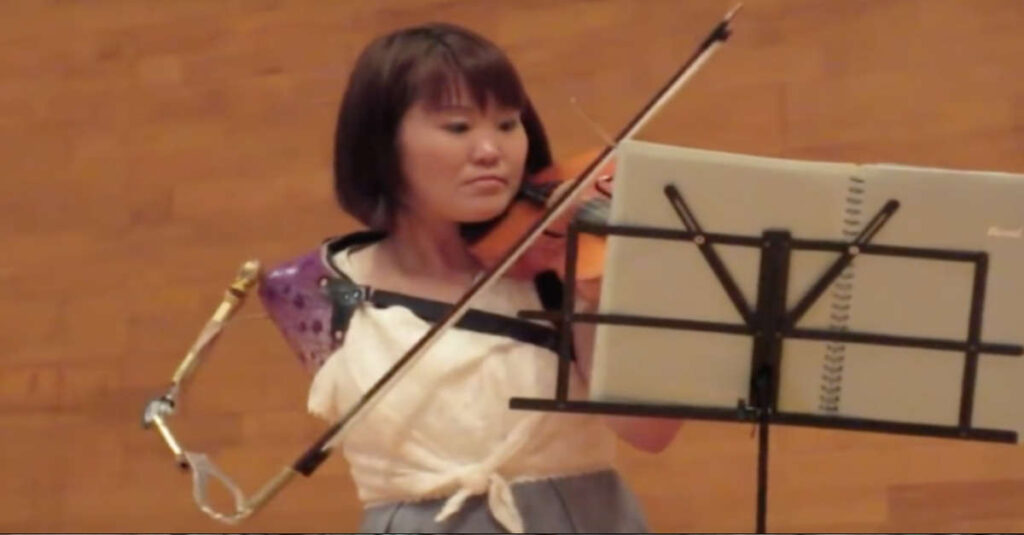 La violinista giapponese sorprende il mondo suonando con una protesi [Video]