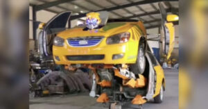 Il designer cinese che trasforma le auto rotte in veri Transformers alti fino a 12 metri
