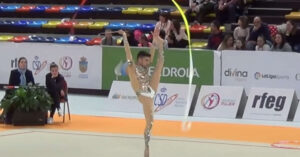 Hai mai visto un uomo fare ginnastica ritmica? Così Cristofer Benítez è durante i suoi esercizi