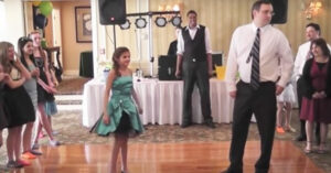 Il padre appare titubante nel ballare con la figlia, ma poi impressiona tutti con i suoi passi di danza