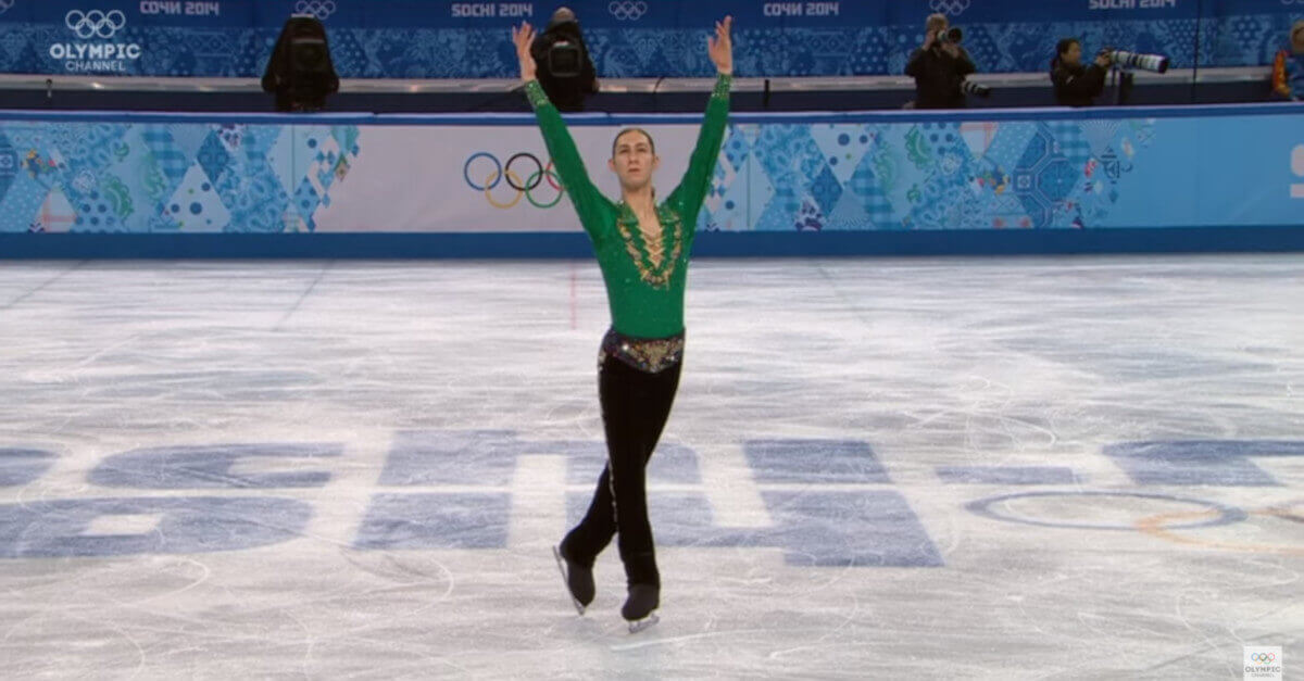 Il giovane volteggia sulla pista di pattinaggio con intricate coreografie sulle note di “Riverdance” Il giovane volteggia sulla pista di pattinaggio con intricate coreografie sulle note di “Riverdance”