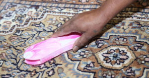 Come pulire un tappeto senza aspirapolvere