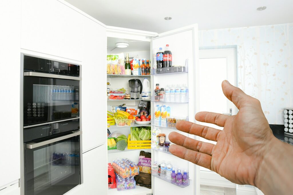 Metodo ecologico per disinfettare in profondità il tuo frigorifero (elimina batteri e cattivi odori)