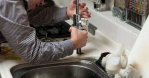 6 cose che il tuo idraulico non farebbe mai a casa sua.