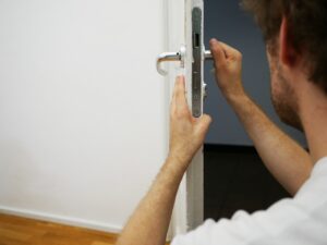 Trucco per riparare il cigolio delle porte