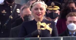 Inauguration Day: Tutti gli occhi sull’abito di Lady Gaga e sulla particolare spilla d’oro