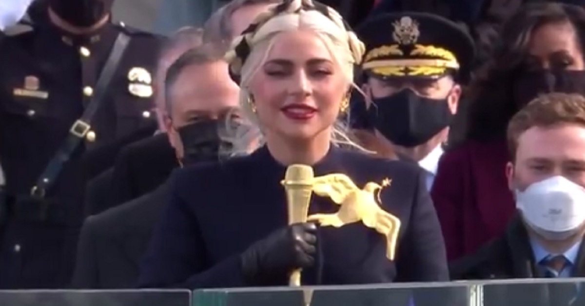 Inauguration Day: Tutti gli occhi sull’abito di Lady Gaga e sulla particolare spilla d’oro Inauguration Day: Tutti gli occhi sull’abito di Lady Gaga e sulla particolare spilla d’oro