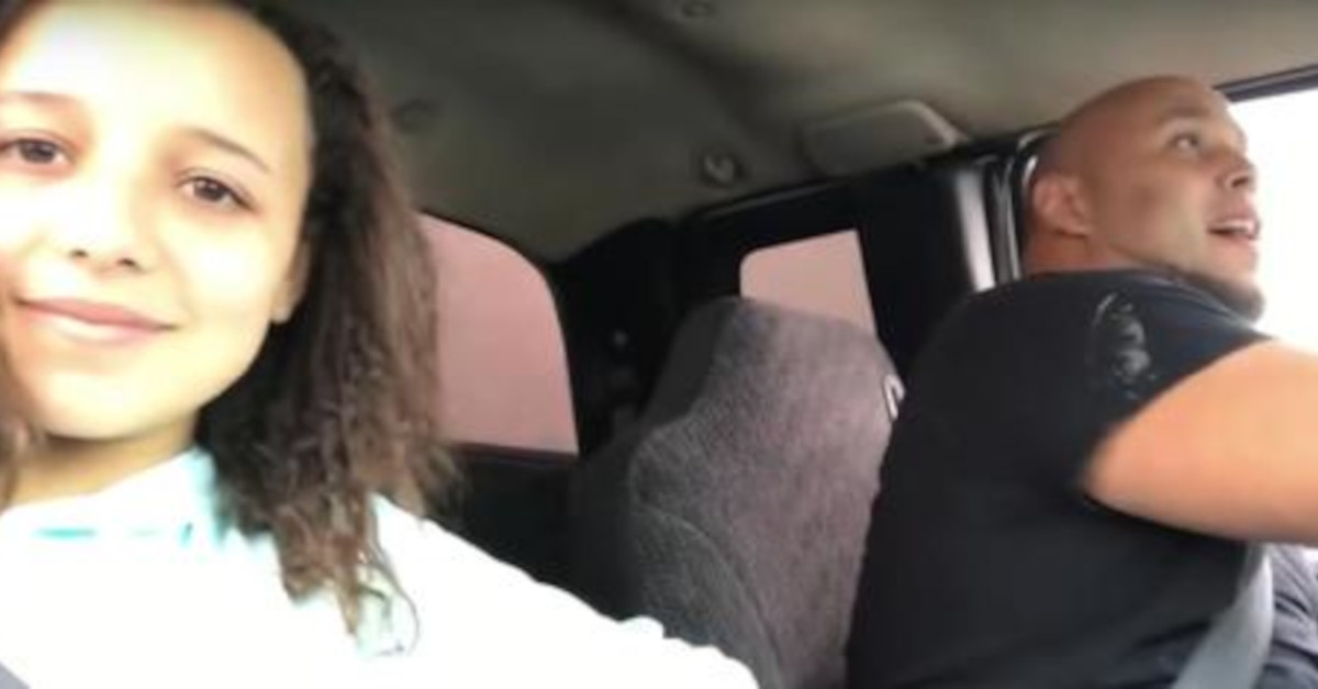 Ragazzina filma il papà che canta in auto e conquista internet con la sua voce Ragazzina filma il papà che canta in auto e conquista internet con la sua voce