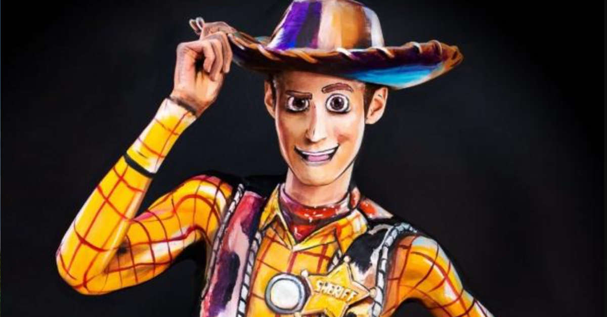23 Foto dell’artista che può diventare qualsiasi personaggio animato grazie al ‘body painting’ 23 Foto dell’artista che può diventare qualsiasi personaggio animato grazie al ‘body painting’