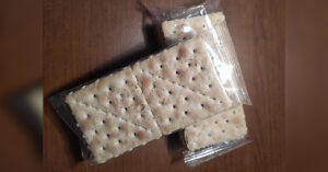 Perchè tutti i tipi di crackers hanno tanti piccoli buchi?