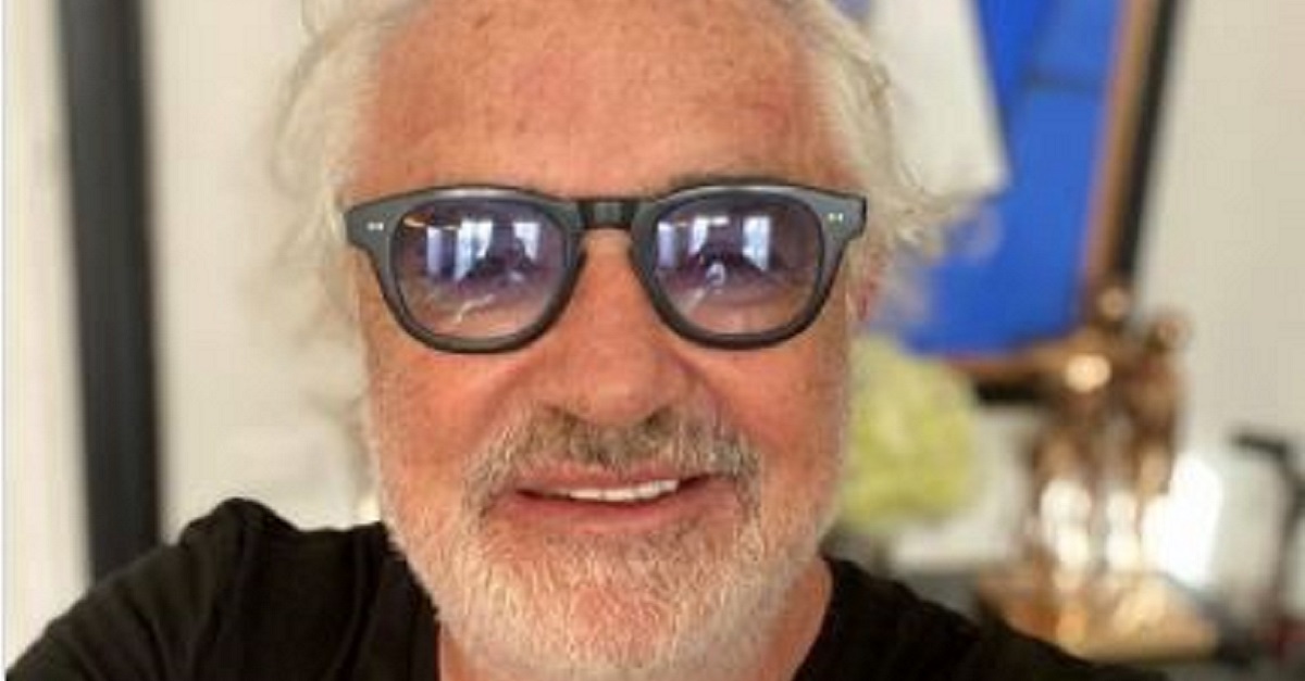 Cambio di look per Flavio Briatore che posta un selfie direttamente dalla sedia del parrucchiere Cambio di look per Flavio Briatore che posta un selfie direttamente dalla sedia del parrucchiere