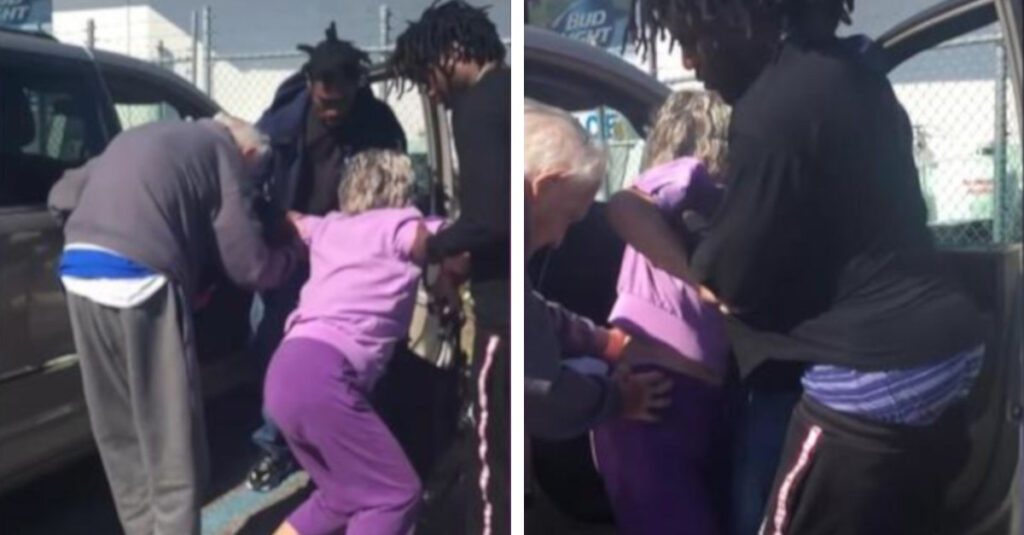 Un agente di polizia riprende tre giovani che aiutano una coppia di anziani a salire in macchina