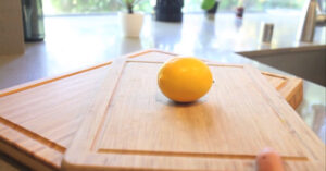 Elimina i cattivi odori per sempre! Il metodo facile e veloce per pulire il tagliere con il limone