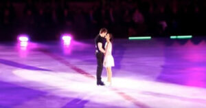 L’uomo abbraccia la donna sul ghiaccio e pochi secondi dopo iniziano a ballare “Dirty Dancing”, conquistando il pubblico