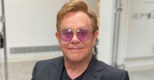 Porta sempre degli occhiali stravaganti, Elton John li indossa sempre, sapete il motivo?