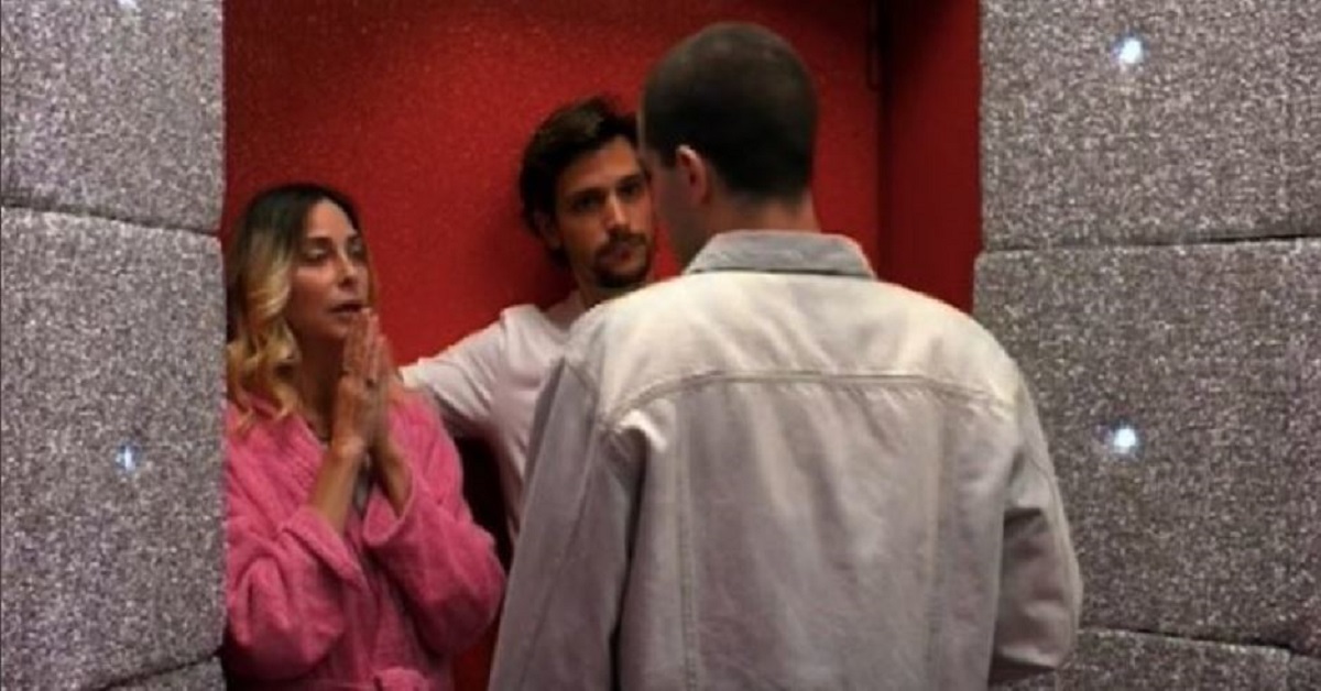 Tommaso Zorzi tenta di lasciare la casa del GfVip, ma davanti la porta Rossa succede qualcosa di inaspettato Tommaso Zorzi tenta di lasciare la casa del GfVip, ma davanti la porta Rossa succede qualcosa di inaspettato