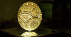 Un artista ha realizzato una delle più incredibili sculture di sempre, praticando dei fori su un uovo.