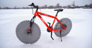 Ha creato una bicicletta brutale con seghe circolari come ruote per guidare su un lago ghiacciato