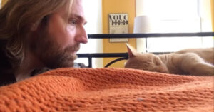 Il divertente video di un uomo che si vendica del suo gatto che lo sveglia ogni notte con i suoi miagolii