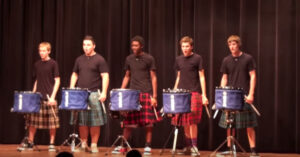 La performance dei percussionisti al liceo è così buona che ha fatto impallidire America’s Got Talent