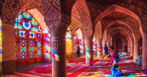 15 Incantevoli immagini della coloratissima moschea di Nasir Ol-mulk a Shiraz in Iran