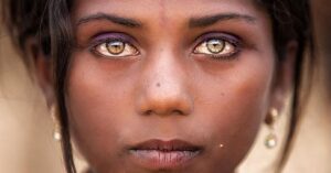 18 persone colte nella loro bellezza naturale da una fotografa in viaggio in India