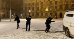 I residenti e la polizia hanno preso parte ad una grande battaglia a palle di neve ad Amsterdam
