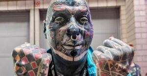 72enne tatuato dalla testa ai piedi, ha lasciato libero dai tatuaggi solo il 2% del suo corpo