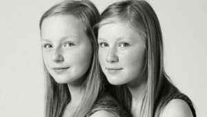 15 Foto di persone identiche che non si conoscevano. Un fotografo li cerca e li fotografa