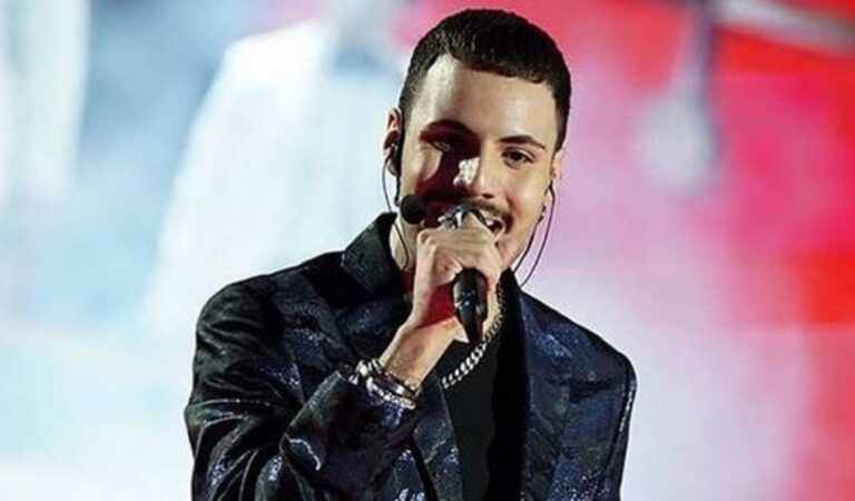 Maria De Filippi saluta Raffaele Renda con delle belle parole. Ma dove avevamo visto il cantante prima di Amici? Maria De Filippi saluta Raffaele Renda con delle belle parole. Ma dove avevamo visto il cantante prima di Amici?