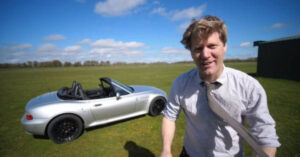 Costruisce partendo da una BMW Z3, una replica dell’auto di James Bond che include un lanciafiamme sotto il cofano