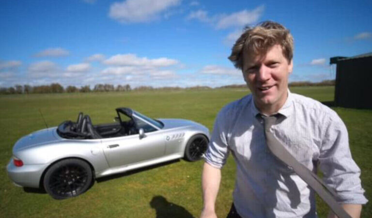Costruisce partendo da una BMW Z3, una replica dell’auto di James Bond che include un lanciafiamme sotto il cofano Costruisce partendo da una BMW Z3, una replica dell’auto di James Bond che include un lanciafiamme sotto il cofano
