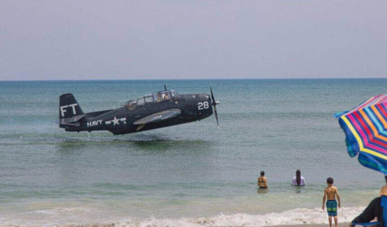 L’aereo della seconda guerra mondiale fa un atterraggio d’emergenza davanti ai turisti increduli L’aereo della seconda guerra mondiale fa un atterraggio d’emergenza davanti ai turisti increduli