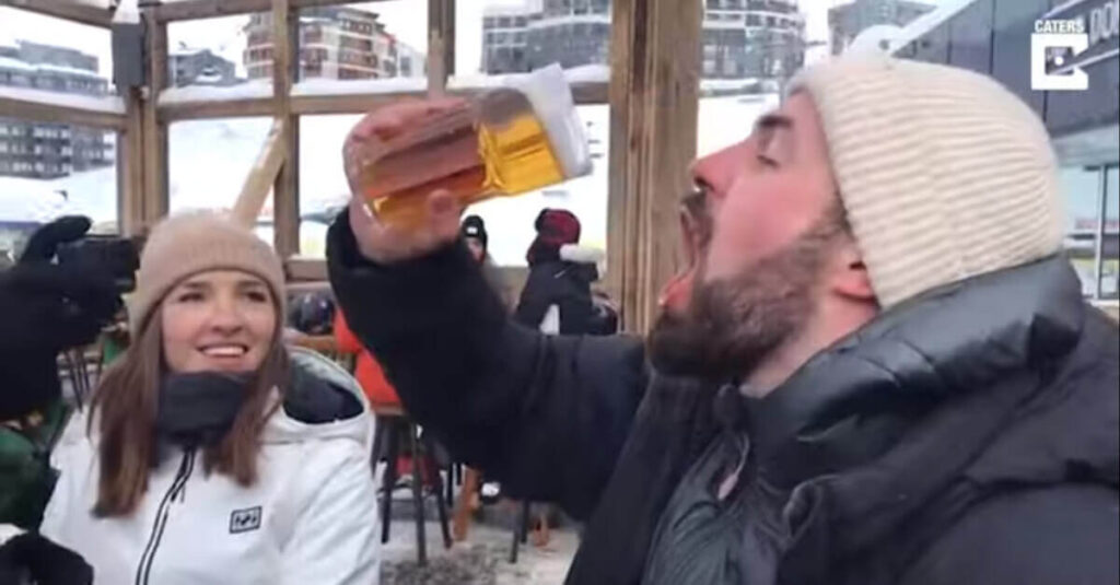 L’uomo cerca di bere un bicchiere di birra congelata, ma finisce per come non voleva