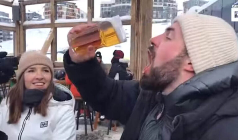 L’uomo cerca di bere un bicchiere di birra congelata, ma finisce per come non voleva L’uomo cerca di bere un bicchiere di birra congelata, ma finisce per come non voleva