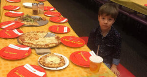 Un bambino di 6 anni diventa virale dopo essere rimasto solo alla sua festa di compleanno