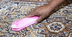 3 rimedi naturali (e pratici) per pulire un tappeto